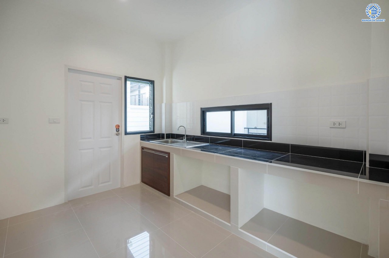 บ้านมือสองตกแต่งใหม่ โครงการ รติรมย์ ฟิฟท์ ราชพฤกษ์-ปิ่นเกล้า หลังมุม เนื้อที่ 57.5 ตร.ว. ฟังก์ชัน 3 ห้องนอน 3 ห้องน้ำ 2 ที่จอดรถ บรรยากาศเป็นส่วนตัว บนทำเลยอดนิยม เชื่อมต่อถนนสวนผัก, ถนนราชพฤกษ์, ถนนบางกรวย-ไทรน้อย ใกล้เซ็นทรัลเวสต์วิลล์ และจุดขึ้นทางด่วน "ศรีรัช"